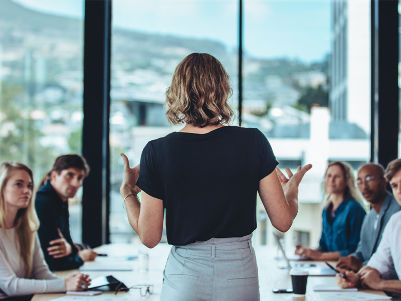 Sesión de capacitación técnica con personal de planta