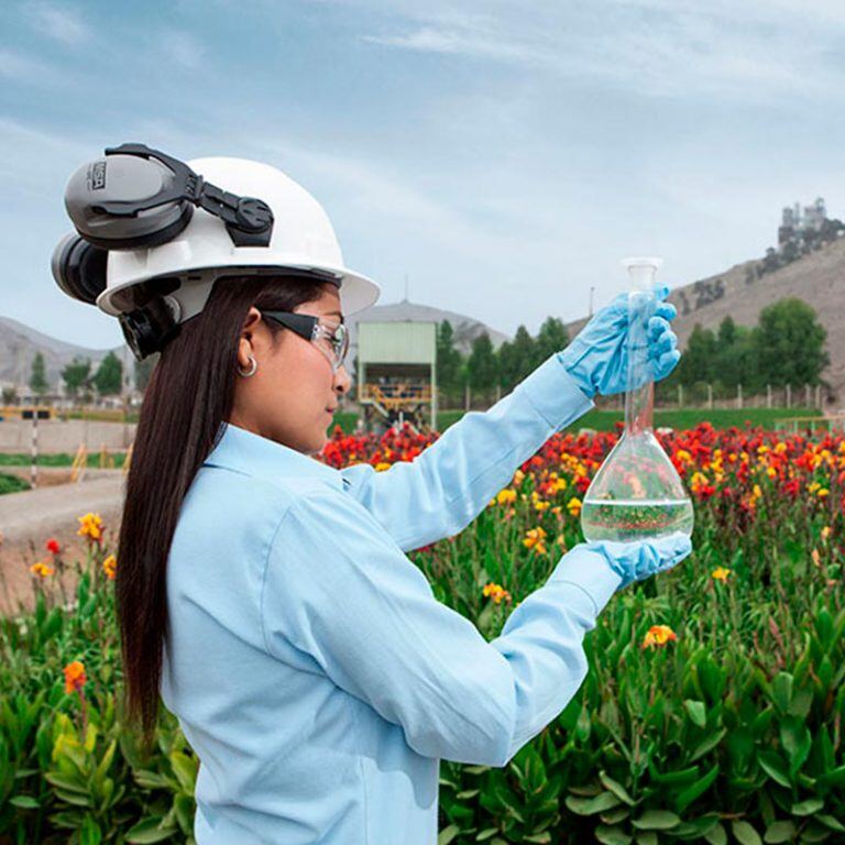 Operación de gestión responsable del agua en una planta industrial